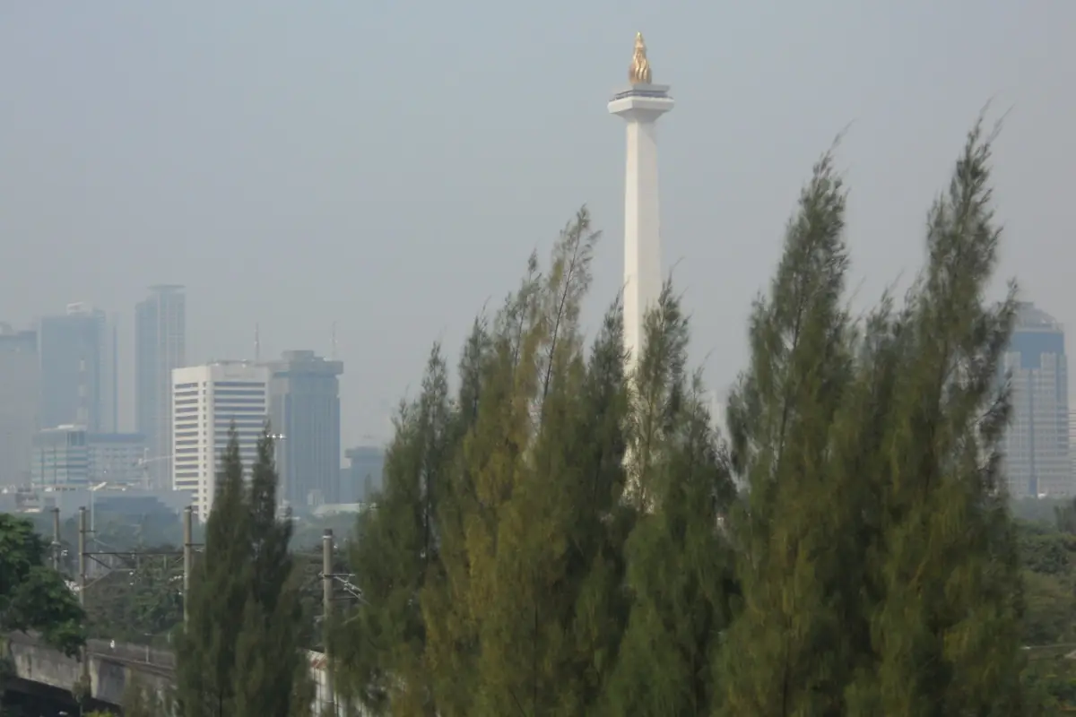 โมนัสมองจากมัสยิดอิสติกลัล ทั้งสองอยู่ติดกันคนละฝั่งของถนน (ภาพบรรยากาศ)
