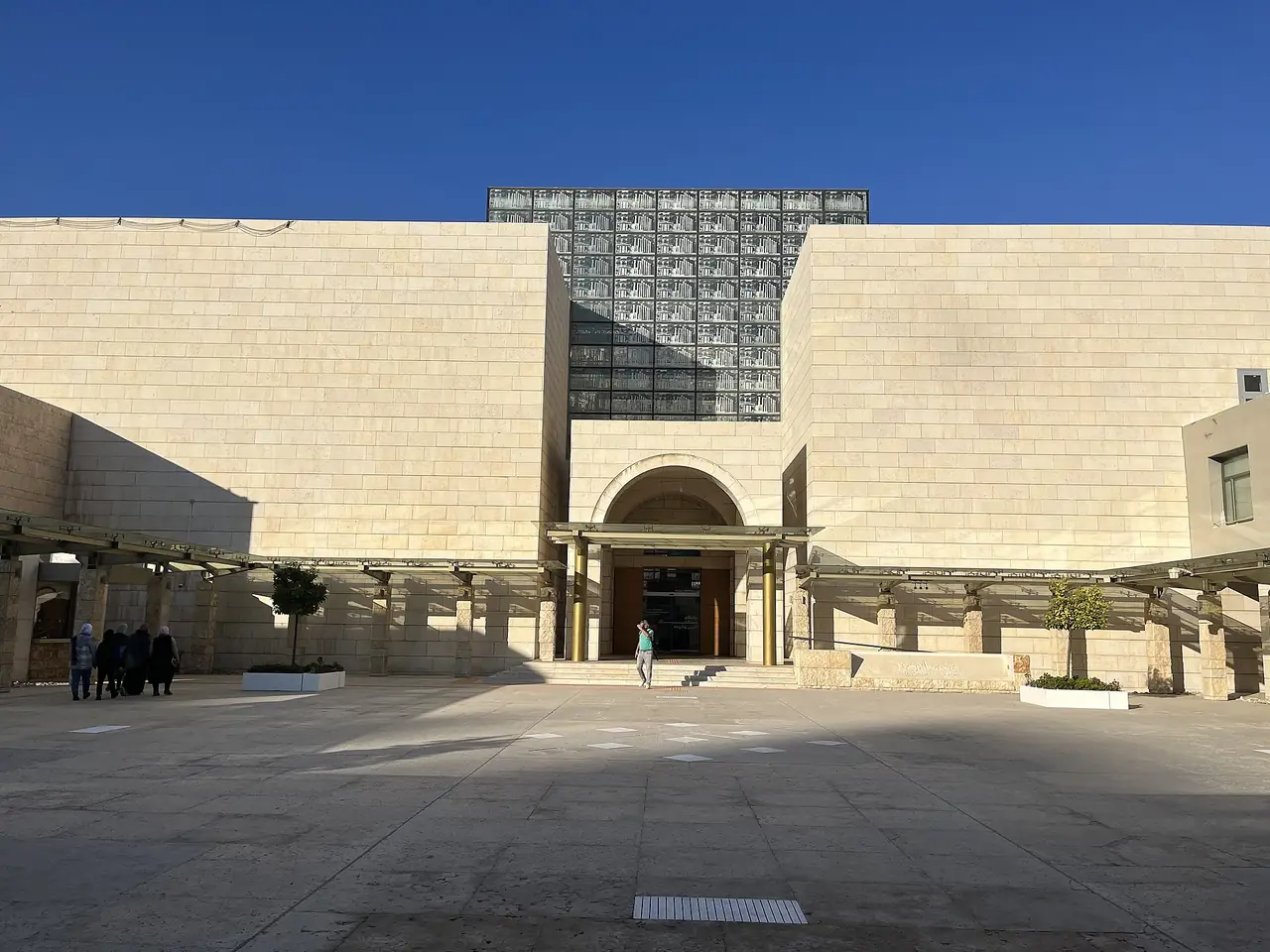 ด้านหน้าของ Jordan Museum ในอัมมาน ภาพจาก Wikimedia Commons ผู้ถ่าย Dan Palraz สัญญา CC BY-SA 4.0