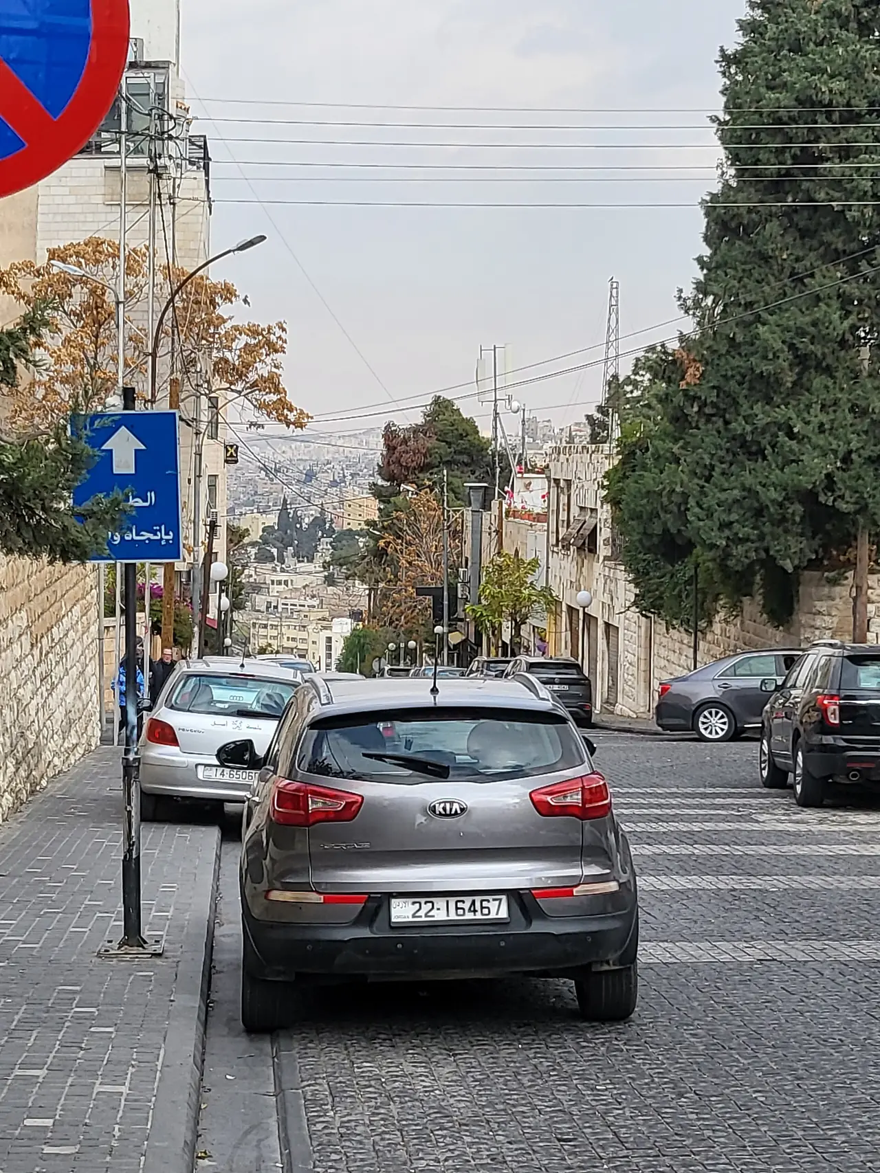 ถนนในย่าน Jabal Amman ใกล้ Rainbow Street ภาพจาก Wikimedia Commons ผู้ถ่าย miiika สัญญา CC BY-SA 4.0
