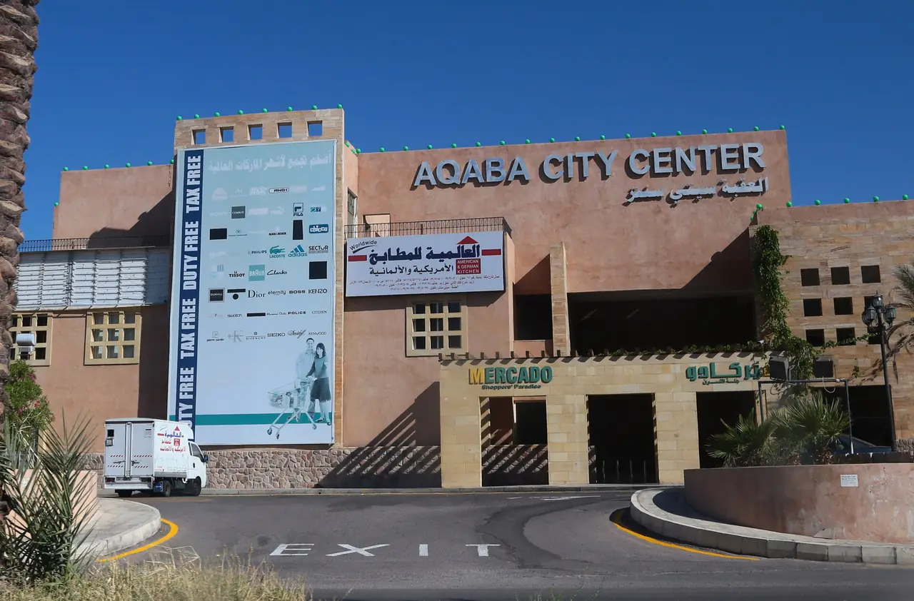 ย่านใจกลางเมืองอควาบา มองเห็นศูนย์การค้า Aqaba City Center ภาพจาก Wikimedia Commons ผู้ถ่าย Adeeb Atwan สัญญา CC BY 3.0 ภาพนี้เป็นภาพประกอบเมือง ไม่ใช่ชายหาด