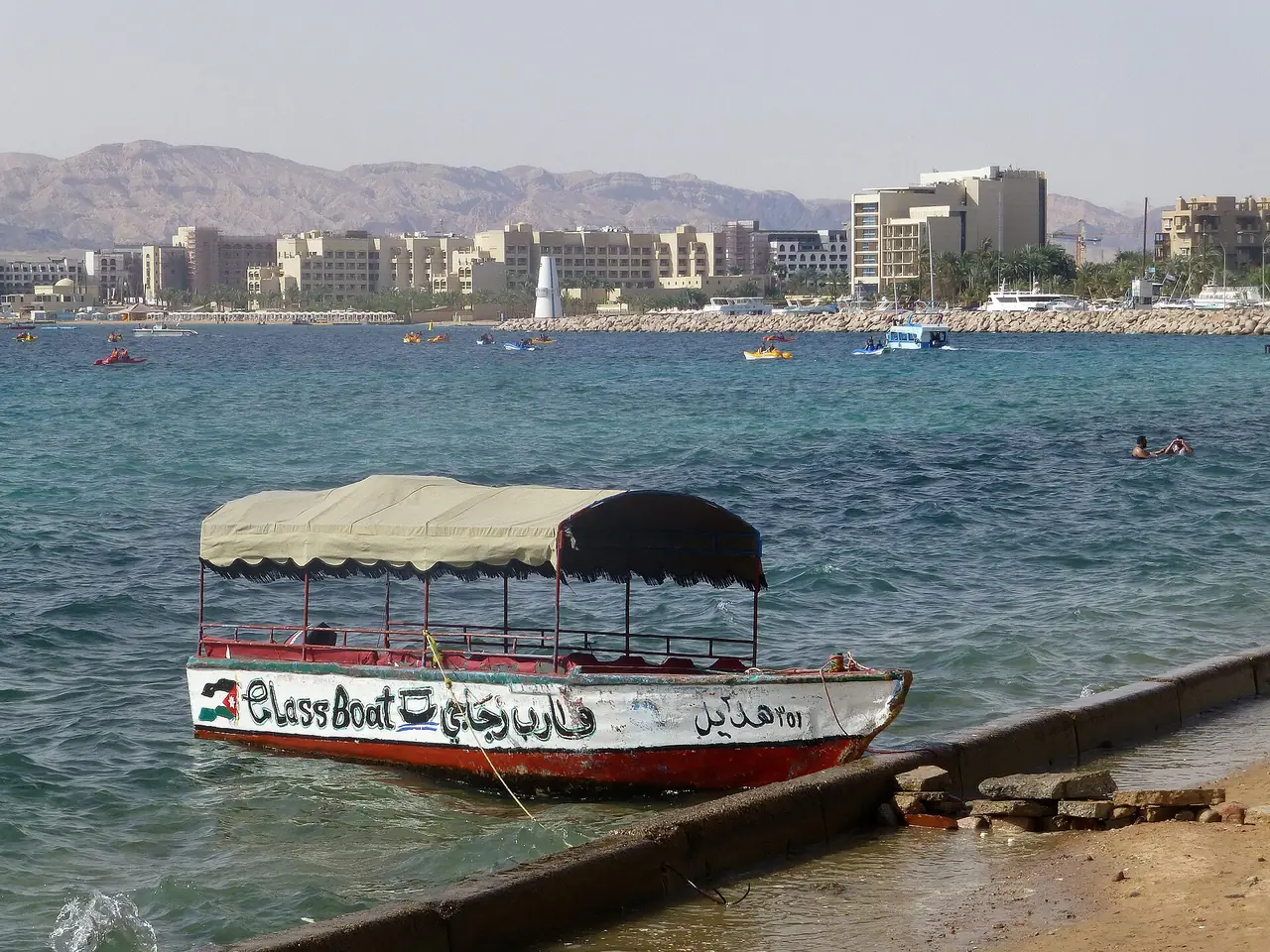 เรือก้นกระจก (glass boat) ที่อควาบา ภาพจาก Wikimedia Commons ผู้ถ่าย Ji-Elle สัญญา CC BY-SA 4.0