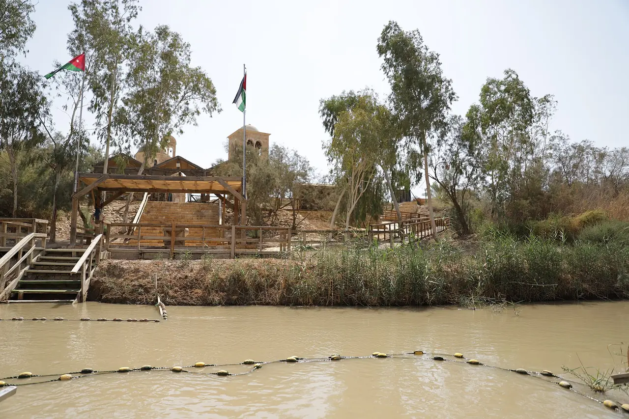 บริเวณริมแม่น้ำของ Baptism Site (Al-Maghtas หรือ Bethany Beyond the Jordan) ภาพจาก Wikimedia Commons ผู้ถ่าย JeriesBassier สัญญา CC BY 4.0