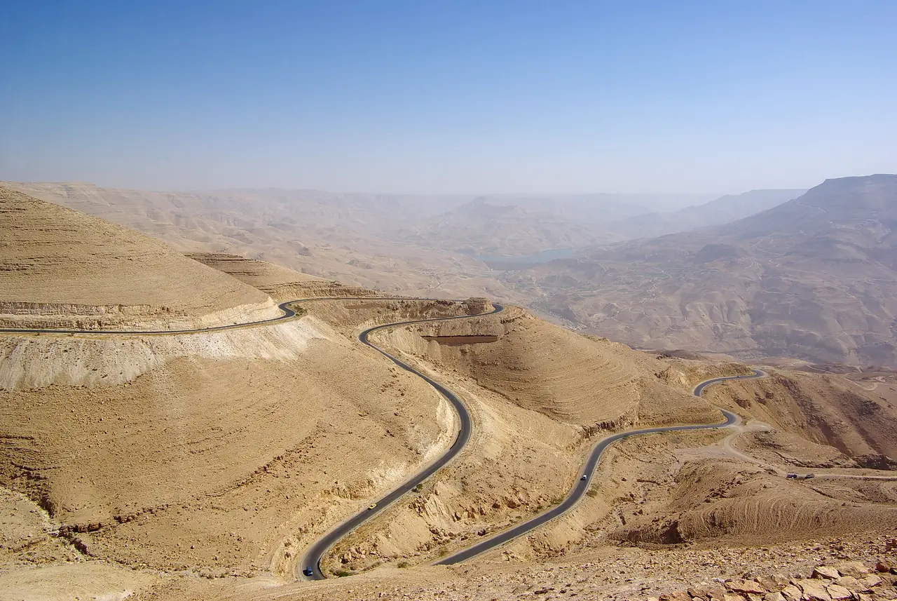 ถนนคดเคี้ยวในหุบเขา Wadi Mujib ภาพจาก Wikimedia Commons ผู้ถ่าย Berthold Werner สัญญา CC BY 3.0 ภาพนี้เป็นทัศนียภาพหุบเขา ไม่ใช่เส้นเดินลุยน้ำในเขตอนุรักษ์