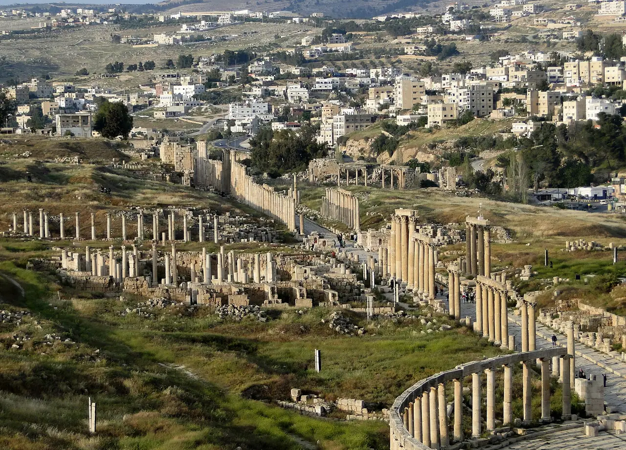 ถนนเสา Cardo Maximus ของเจราช ภาพจาก Wikimedia Commons ผู้ถ่าย Bernard Gagnon สัญญา CC BY-SA 3.0