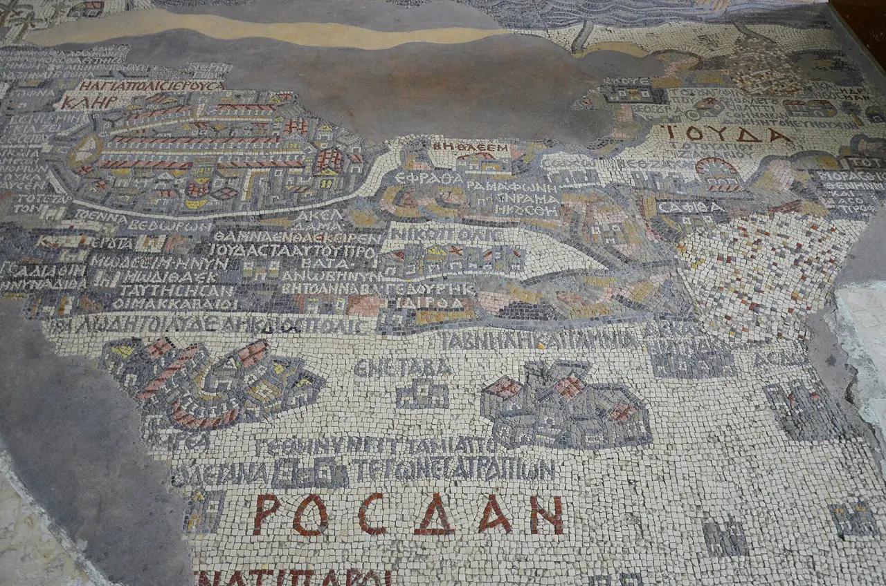 ส่วนหนึ่งของแผนที่โมเสก Madaba Map ที่โบสถ์เซนต์จอร์จ ภาพจาก Wikimedia Commons ผู้ถ่าย Carole Raddato สัญญา CC BY-SA 2.0