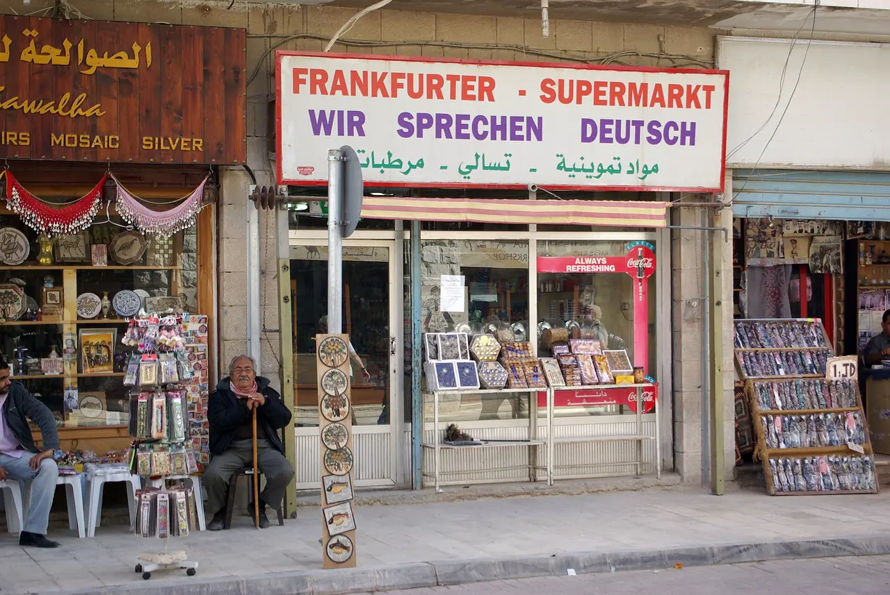 ถนนช้อปปิ้งในมาดาบา ภาพจาก Wikimedia Commons ผู้ถ่าย Berthold Werner สัญญา CC BY 3.0 เป็นภาพประกอบบรรยากาศเมือง
