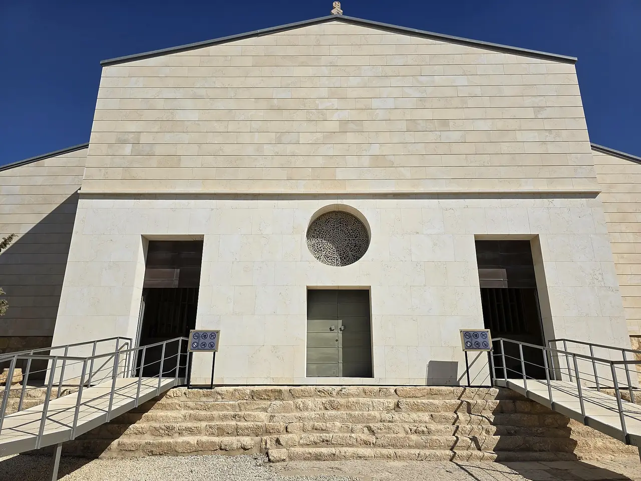 อนุสรณ์โมเสสที่ Mount Nebo ด้านหน้าอาคารใหม่ ภาพจาก Wikimedia Commons ผู้ถ่าย Mohammad hajeer สัญญา CC BY 4.0