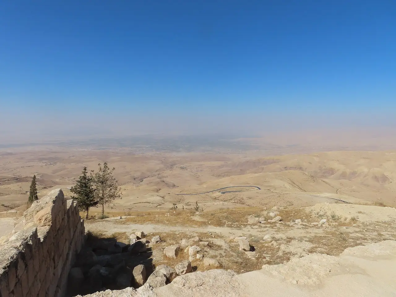 วิวทะเลเดดซีจาก Mount Nebo ภาพถ่ายปี 2564 ตามชื่อไฟล์ ภาพจาก Wikimedia Commons ผู้ถ่าย Fallaner สัญญา CC BY-SA 4.0