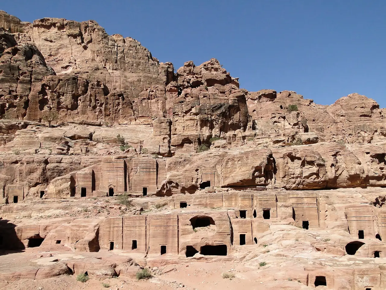 ถนนผา (Street of Facades) หลังจาก Siq มีสุสานหินสองฝั่งทาง ภาพจาก Wikimedia Commons ผู้ถ่าย Bernard Gagnon สัญญา CC BY-SA 3.0