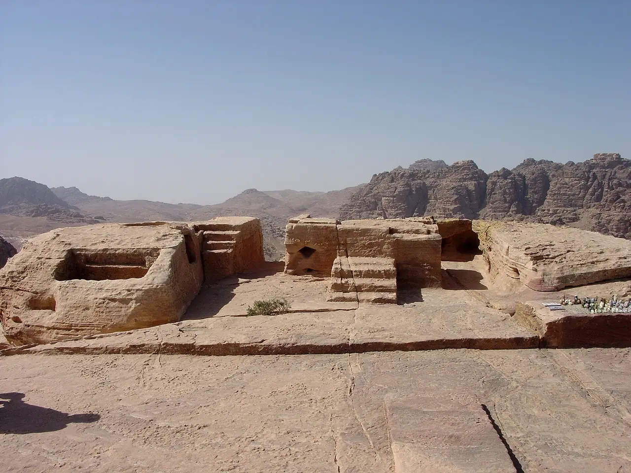 ทางขึ้นสู่แท่นบูชายัญบนยอดเขา Jebel al-Madbah ภาพจาก Wikimedia Commons ผู้ถ่าย Michael Gunther สัญญา CC BY-SA 3.0