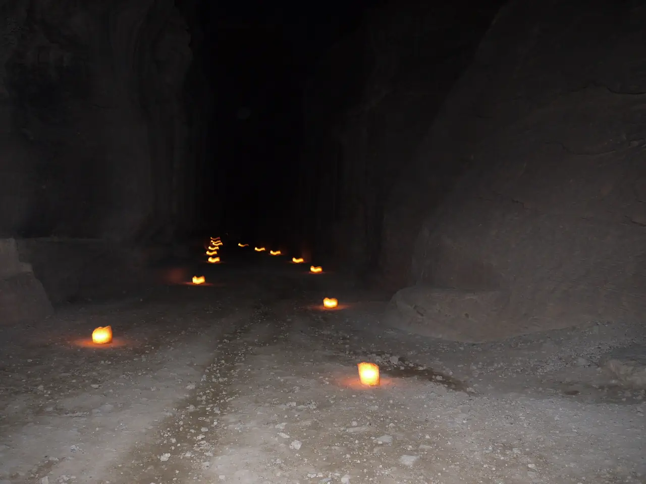 เทียนที่ประดับตามช่องเขา Siq ในกิจกรรม Petra by Night ภาพจาก Wikimedia Commons ผู้ถ่าย krebsmaus07 สัญญา CC BY 2.0 ภาพอาจเป็นรูปแบบเดิมก่อนปรับกิจกรรมปี 2568