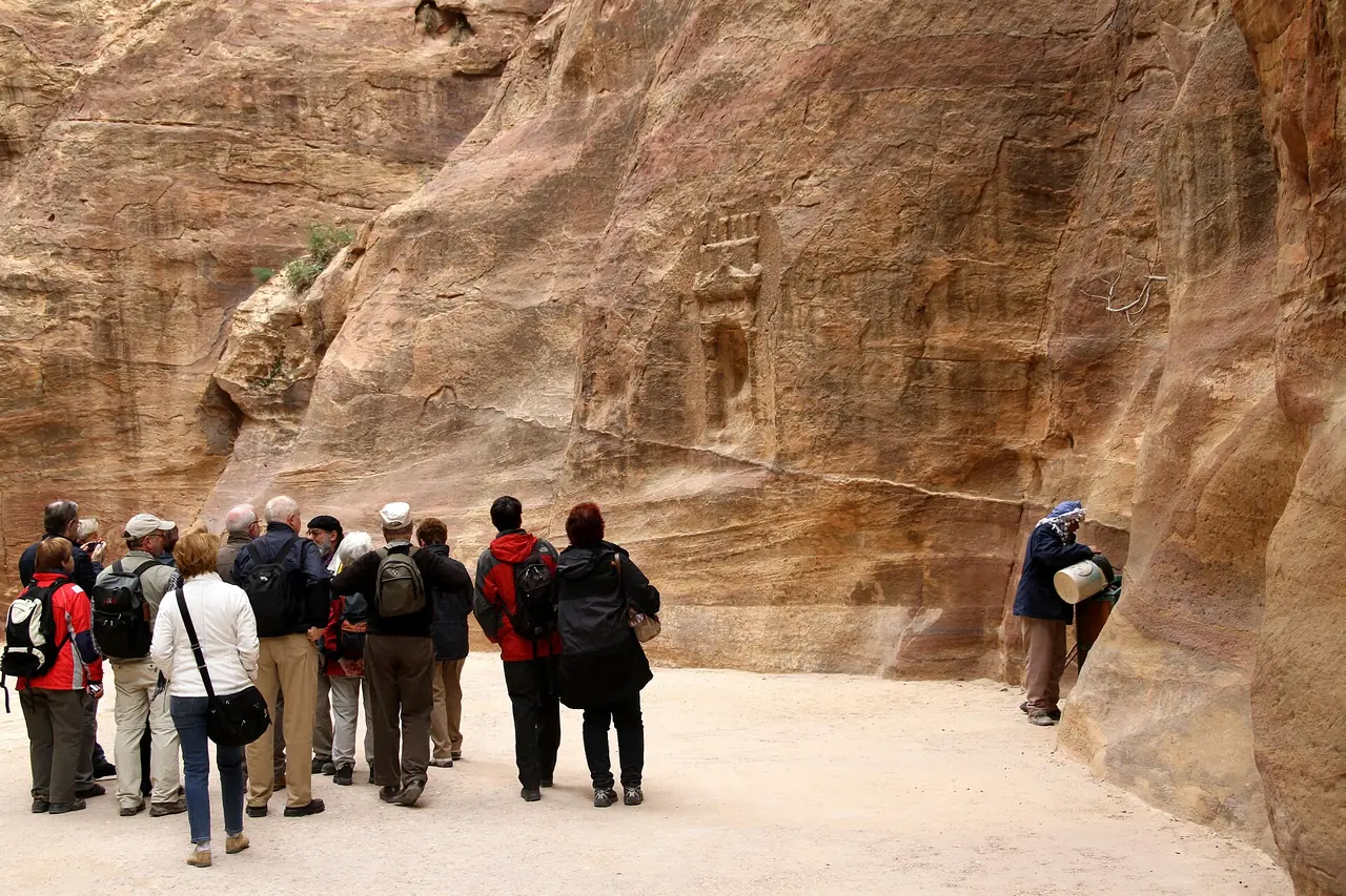 ช่องเขา Siq ทางเข้าเมืองเพตรา ภาพถ่ายปี 2553 ตามชื่อไฟล์ ภาพจาก Wikimedia Commons ผู้ถ่าย Gerd Eichmann สัญญา CC BY-SA 4.0