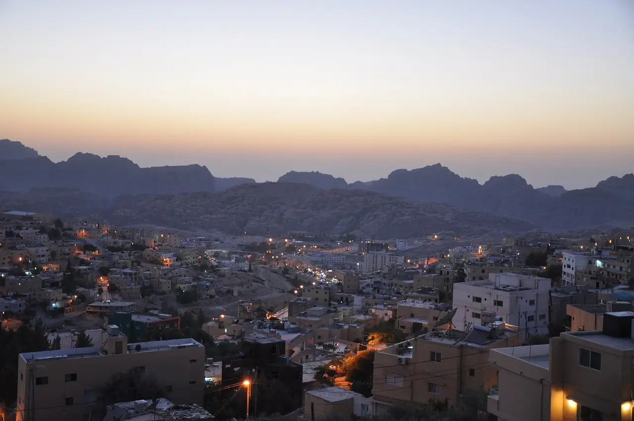เมือง Wadi Musa ยามเย็น เมืองฐานที่คนพักก่อนเข้าเพตรา ภาพจาก Wikimedia Commons ผู้ถ่าย Jorge Láscar สัญญา CC BY 2.0