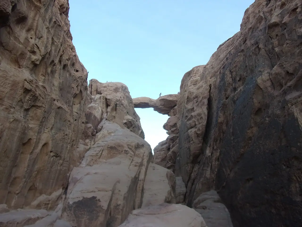สะพานหินธรรมชาติ Burdah Rock Bridge ในวาดีรัม ภาพจาก Wikimedia Commons ผู้ถ่าย Cadouf สัญญา CC BY-SA 4.0