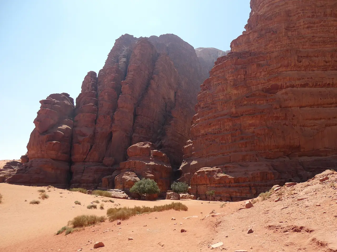 หินทรายและทรายบริเวณวาดีรัม ภาพถ่ายตามชื่อไฟล์ว่าถ่ายในบริเวณ Khazali Canyon จาก Wikimedia Commons ผู้ถ่าย Steffen 962 สัญญา CC BY-SA 4.0 ภาพนี้เห็นหินด้านนอกปากหุบเขา ไม่ใช่ภายในช่องแคบ