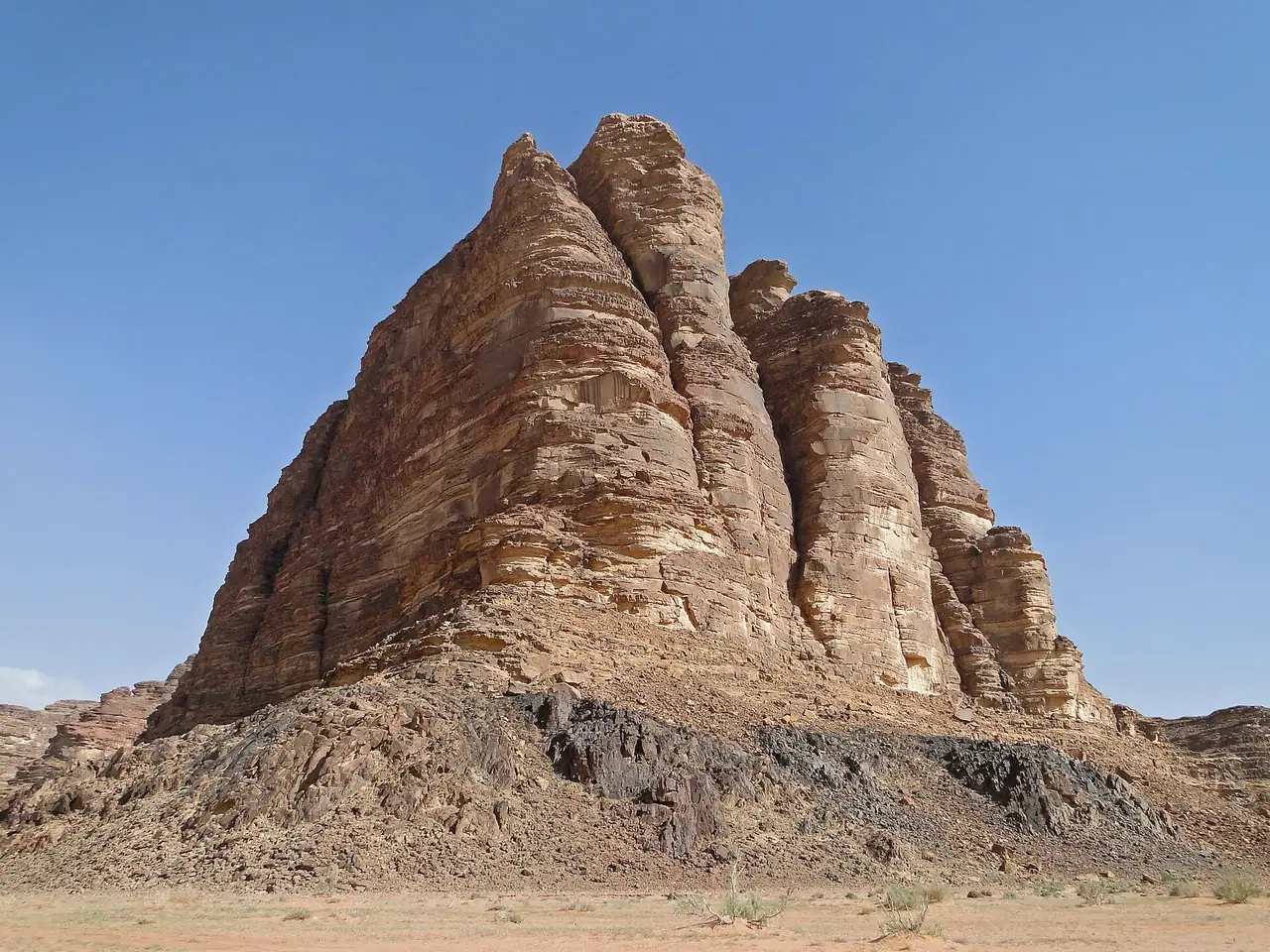 หินรูปทรงเสา Seven Pillars of Wisdom ที่วาดีรัม ภาพจาก Wikimedia Commons ผู้ถ่าย Bernard Gagnon สัญญา CC BY-SA 3.0
