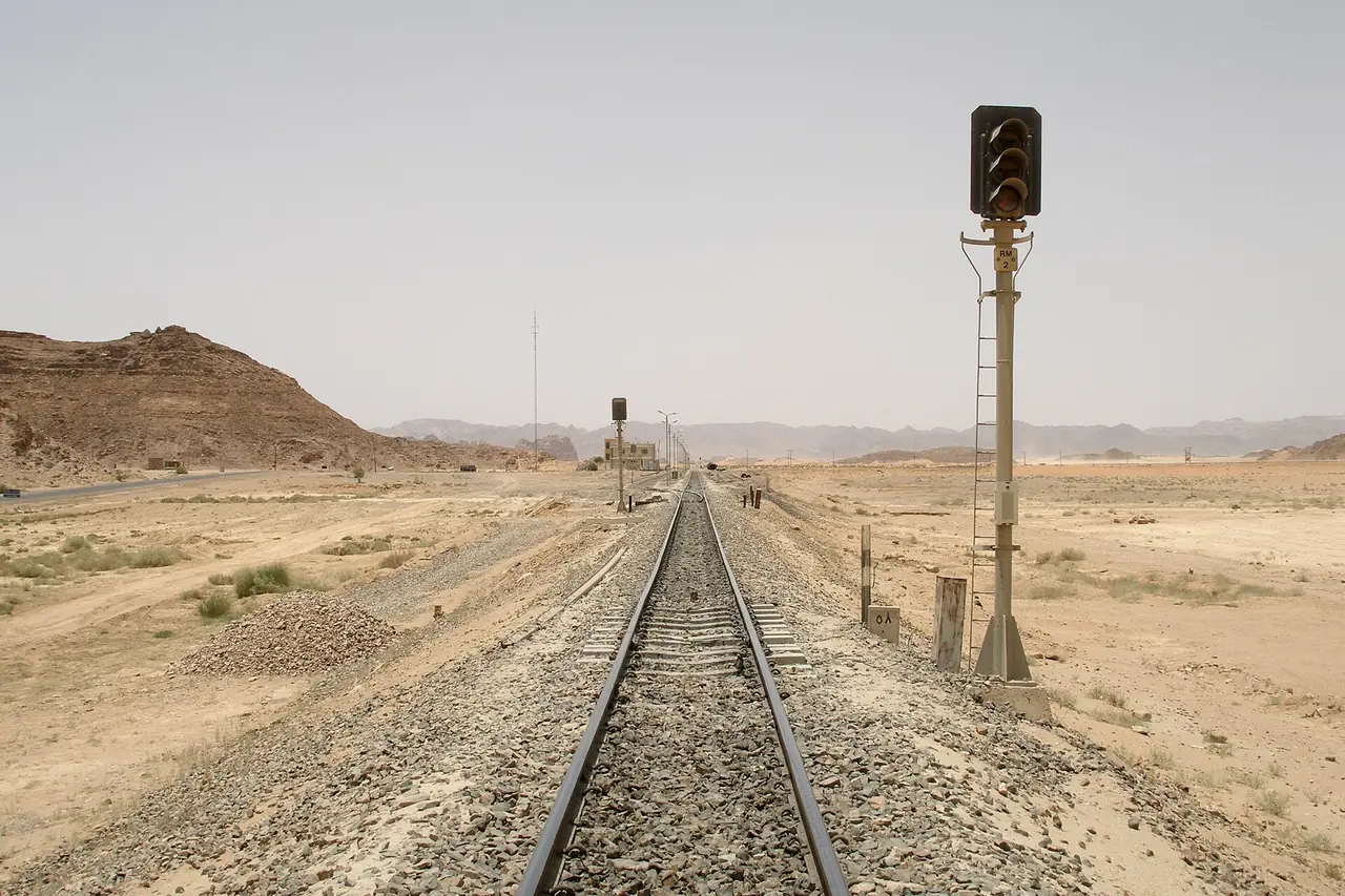 รางรถไฟสายฮิจาซในวาดีรัม ภาพจาก Wikimedia Commons ผู้ถ่าย Vyacheslav Argenberg สัญญา CC BY 4.0