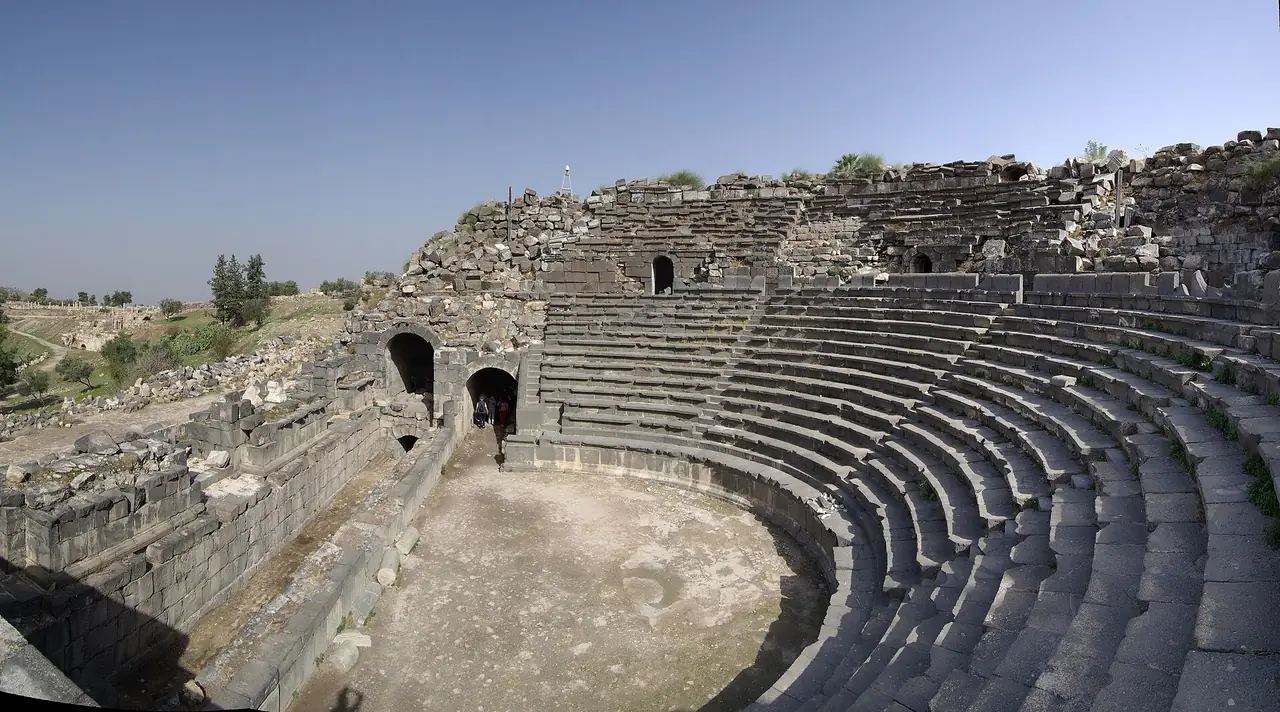 ซากโรงละครตะวันตกที่ Umm Qais หรือ Gadara ภาพจาก Wikimedia Commons ผู้ถ่าย Berthold Werner สัญญา CC BY-SA 3.0
