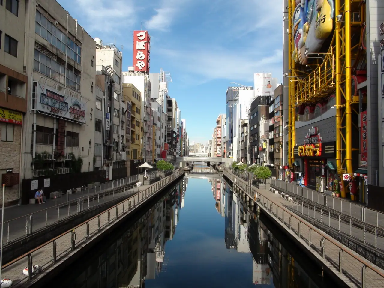 ทางเดินริมคลองโดทงโบริยามเช้า ร้านยังไม่เปิดและคนน้อย ภาพจาก Wikimedia Commons ผู้ถ่าย Sakaori สัญญา CC BY-SA 3.0