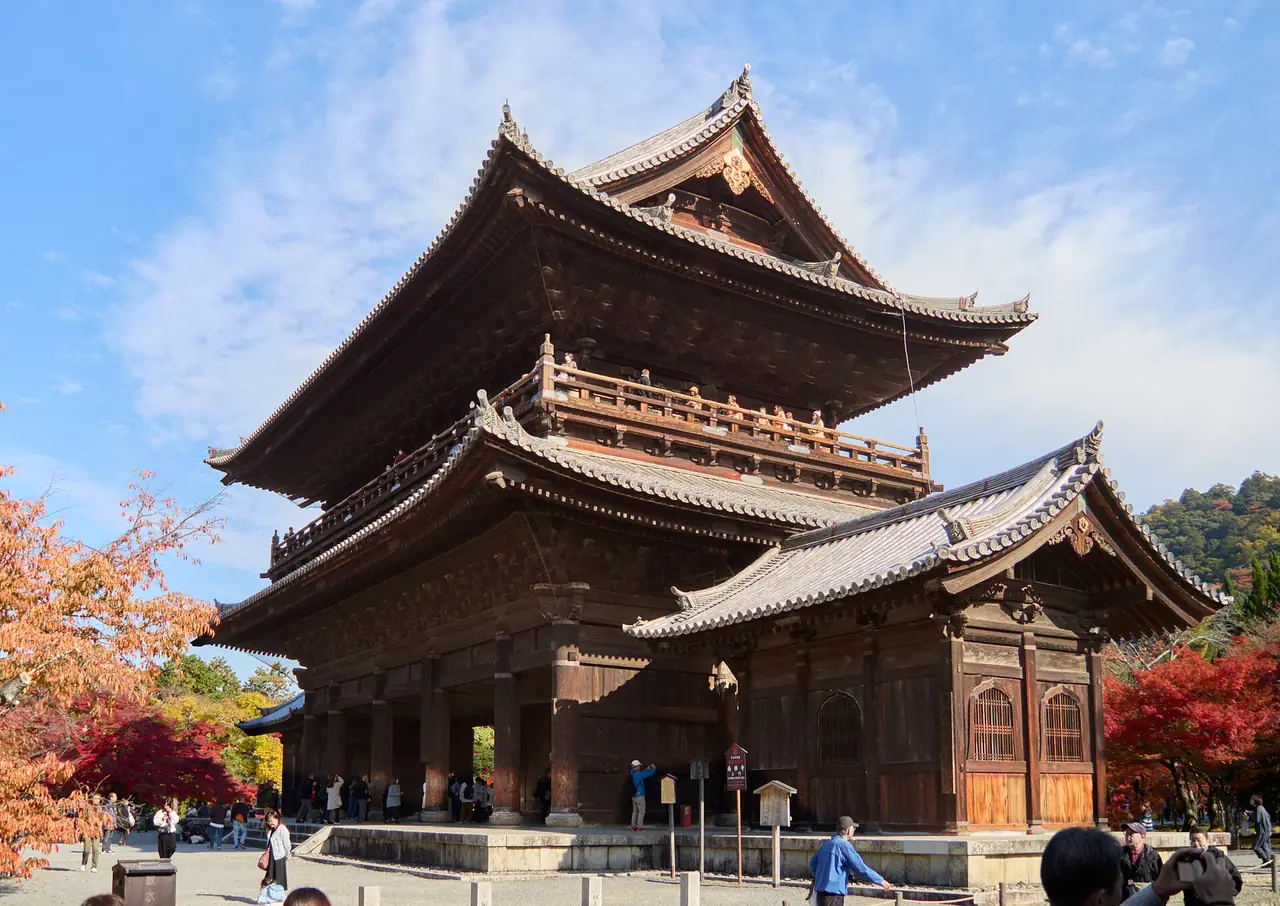 ประตูซันมงของวัดนันเซ็นจิ ช่วงใบไม้เปลี่ยนสี ภาพจาก Wikimedia Commons ผู้ถ่าย lumoplank สัญญา CC0