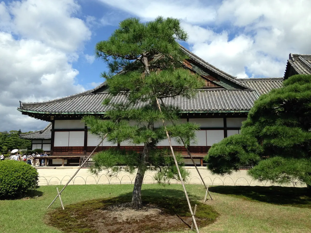 อาคารโอฮิโรมะของพระราชวังนิโนมารุ มองจากภายนอก ห้ามถ่ายรูปภายใน ภาพจาก Wikimedia Commons ผู้ถ่าย そらみみ สัญญา CC BY-SA 4.0