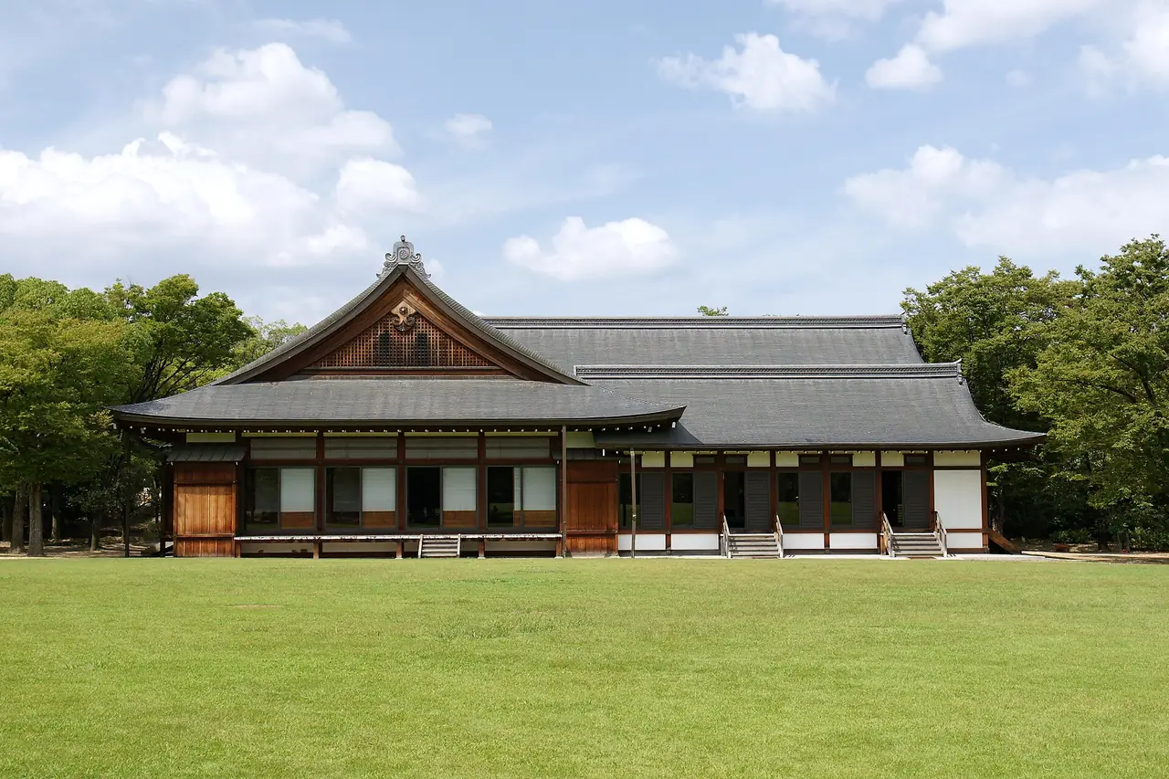สนามหญ้าและอาคารไม้ในสวนนิชิโนะมารุของปราสาทโอซาก้า ภาพจาก Wikimedia Commons ผู้ถ่าย 663highland สัญญา CC BY 2.5
