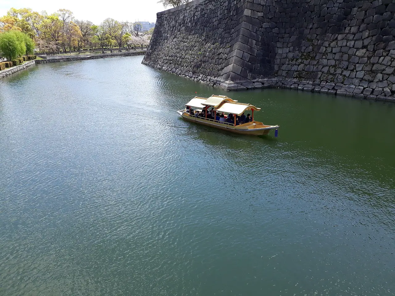 เรือโกซาบุเนะแล่นในคูชั้นในของปราสาทโอซาก้า มองจากสะพานโกคุราคุบาชิ ภาพจาก Wikimedia Commons ผู้ถ่าย William.q.trang สัญญา CC BY-SA 4.0