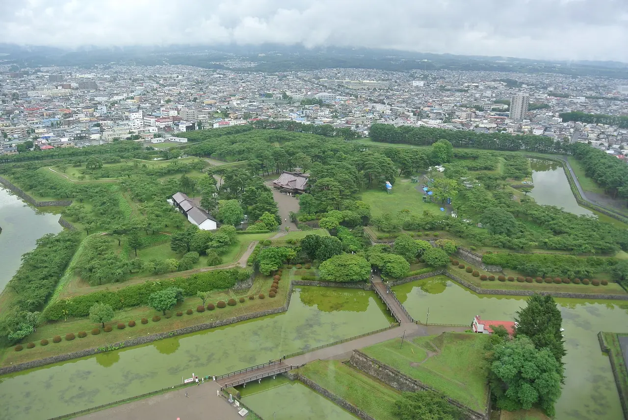 ป้อมโกเรียวคาคุมองจากหอชมวิว เห็นคูน้ำและแนวป้อมรูปแฉก ภาพจาก Wikimedia Commons ผู้ถ่าย Suicasmo สัญญา CC BY-SA 4.0 ภาพวันที่ 7 ส.ค. 2557