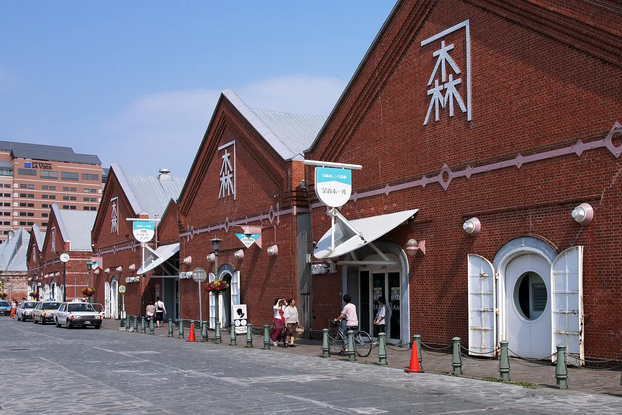 โกดังอิฐแดงคาเนะโมริริมอ่าวฮาโกดาเตะ ป้ายตัวอักษรบนหน้าจั่ว ภาพจาก Wikimedia Commons ผู้ถ่าย 663highland สัญญา CC BY 2.5 ภาพเก่าก่อนปี 2557