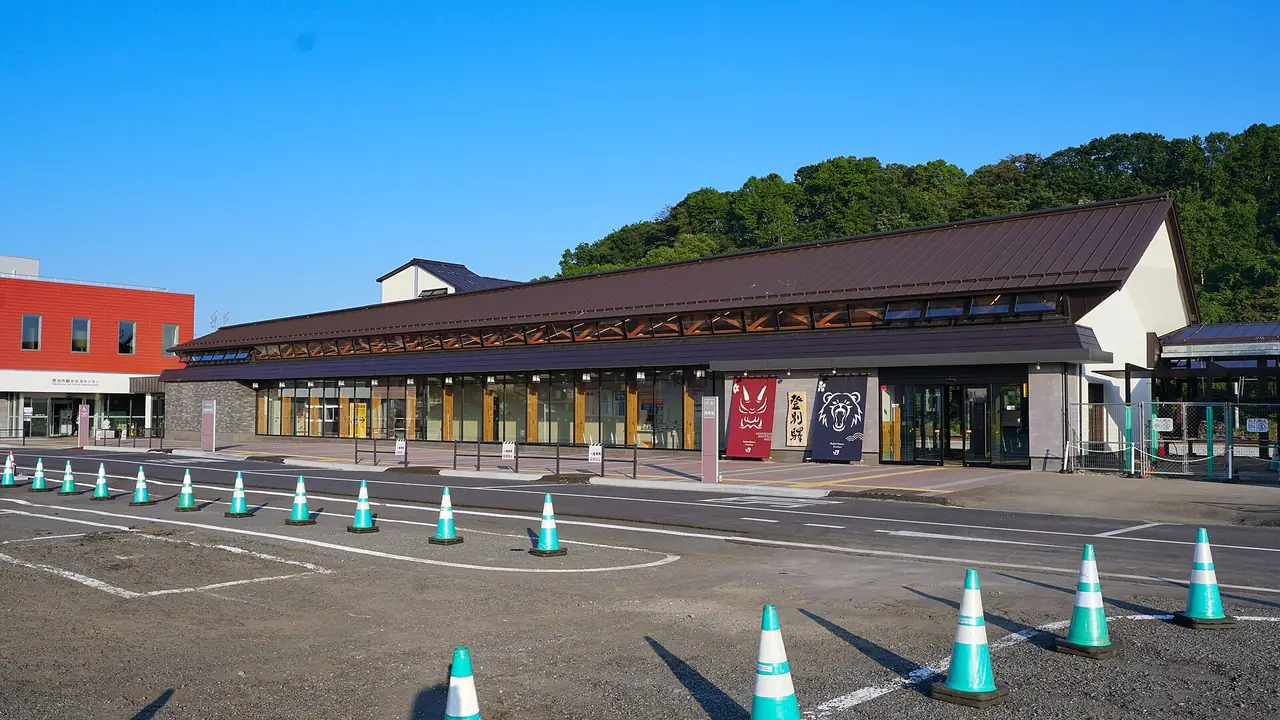 สถานี JR โนโบริเบ็ตสึอาคารใหม่ จุดต่อรถบัสเข้าย่านออนเซ็น ภาพจาก Wikimedia Commons ผู้ถ่าย 掬茶 สัญญา CC BY-SA 4.0 ภาพเดือนสิงหาคม 2569