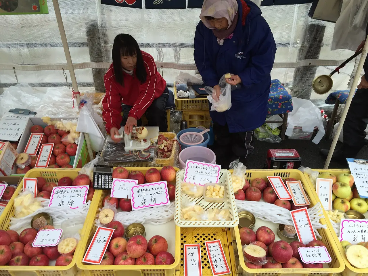 แผงขายแอปเปิลในตลาดเช้ามิยางาวะ ทาคายามะ ภาพจาก Wikimedia Commons ผู้ถ่าย bryan... from Taipei, Taiwan สัญญา CC BY-SA 2.0 ภาพเก่า สินค้าเปลี่ยนตามฤดู