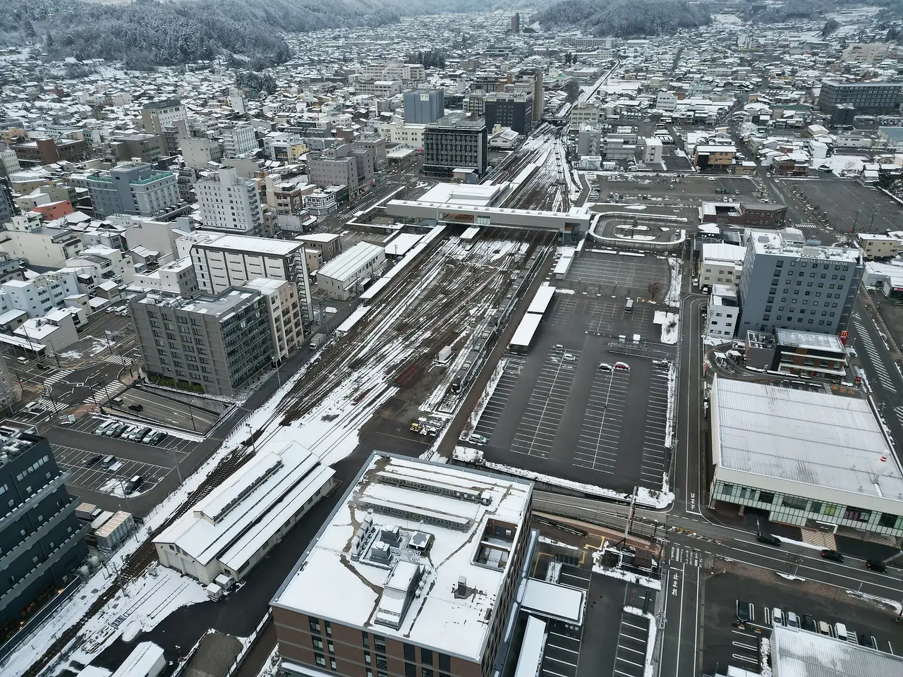 มุมสูงของสถานีรถไฟและสถานีรถบัสทาคายามะในหน้าหนาว ภาพจาก Wikimedia Commons ผู้ถ่าย BobTanGo สัญญา CC BY 4.0