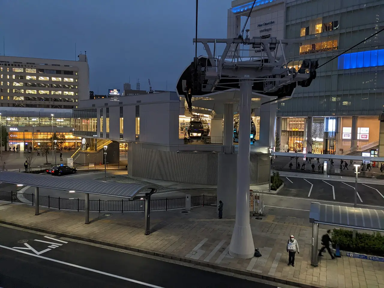 เสาและตัวกระเช้า YOKOHAMA AIR CABIN ช่วงค่ำใกล้สถานีซากุรางิโจ ภาพจาก Wikimedia Commons ผู้ถ่าย Syced สัญญา CC0