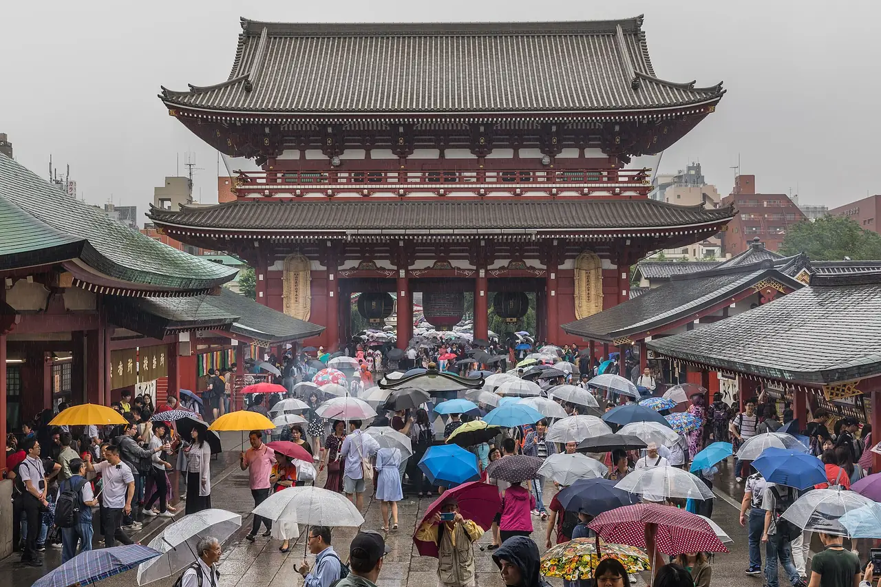 ประตูโฮโซมงในวันฝนตก ผู้คนกางร่มเต็มลาน ภาพจาก Wikimedia Commons ผู้ถ่าย Basile Morin สัญญา CC BY-SA 4.0