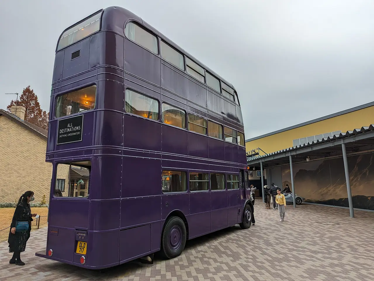 ลานด้านนอกกลางทัวร์ใกล้ Backlot Café มีรถเมล์สามชั้นจอดอยู่ ภาพเก่าจาก Wikimedia Commons ผู้ถ่าย Jeremy Thompson สัญญา CC BY 2.0