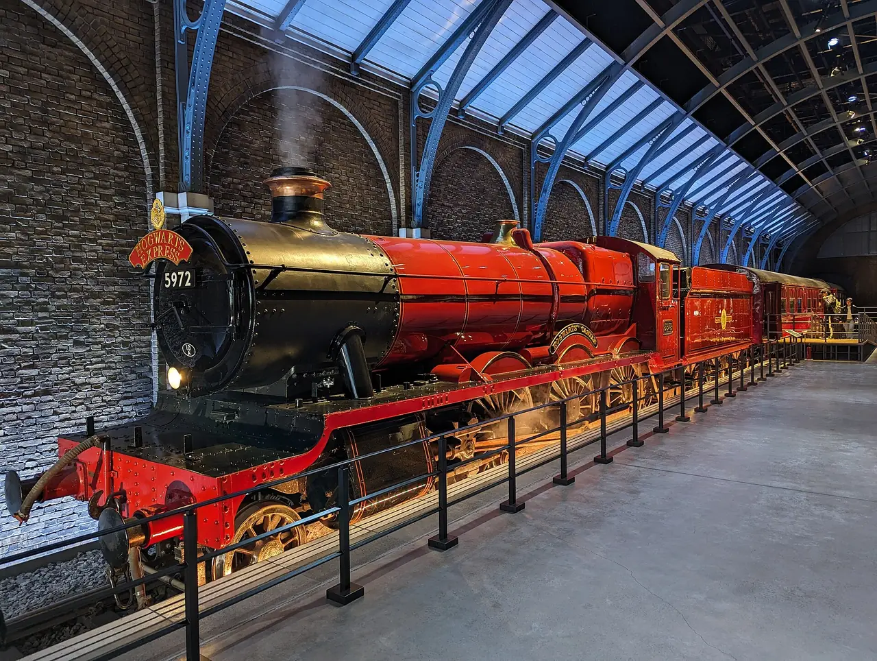 หัวรถจักรสีแดงที่จัดแสดงเป็นรถไฟฮอกวอตส์ในสตูดิโอโตเกียว ภาพจาก Wikimedia Commons ผู้ถ่าย Jeremy Thompson สัญญา CC BY 2.0