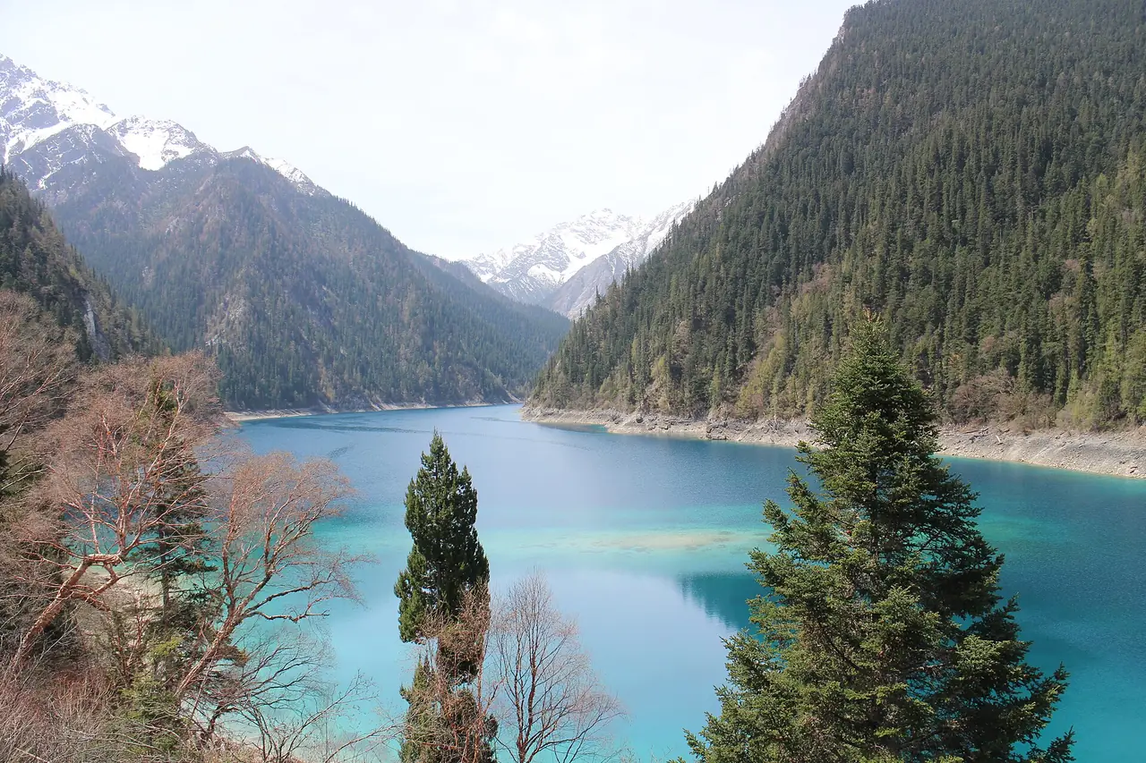 ทะเลสาบฉางไห่ (长海 Long Lake) ทะเลสาบที่ใหญ่ที่สุดของจิ่วไจ้โกว ภาพถ่ายโดย Suicasmo