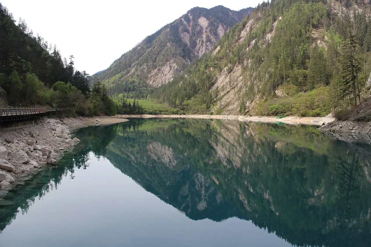 ทะเลแพนด้า (熊猫海 Panda Lake) ผิวน้ำนิ่งสะท้อนเขา ภาพถ่ายโดย Suicasmo