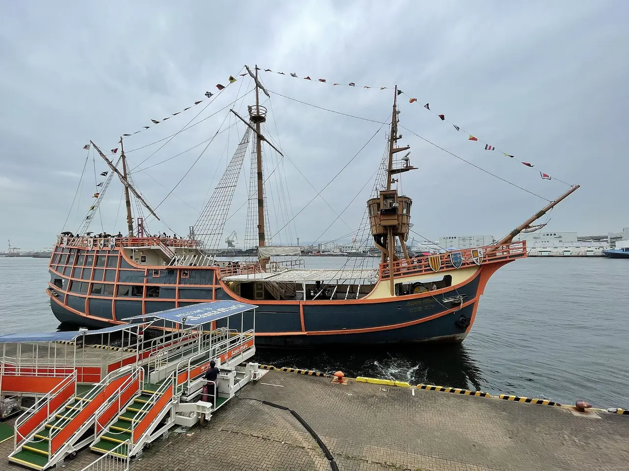 เรือ Santa Maria จอดที่ท่า Kaiyukan West Wharf