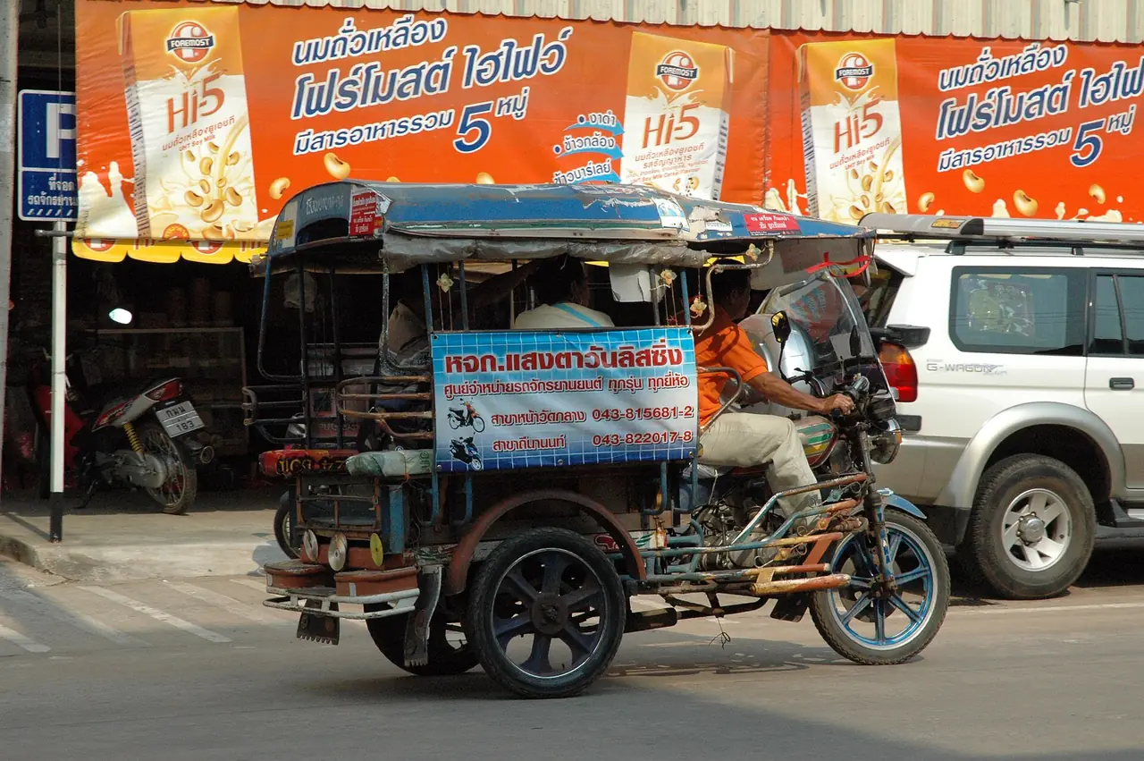 สามล้อเครื่องบนถนนในเมืองกาฬสินธุ์ ภาพจากคลังวิกิมีเดียคอมมอนส์