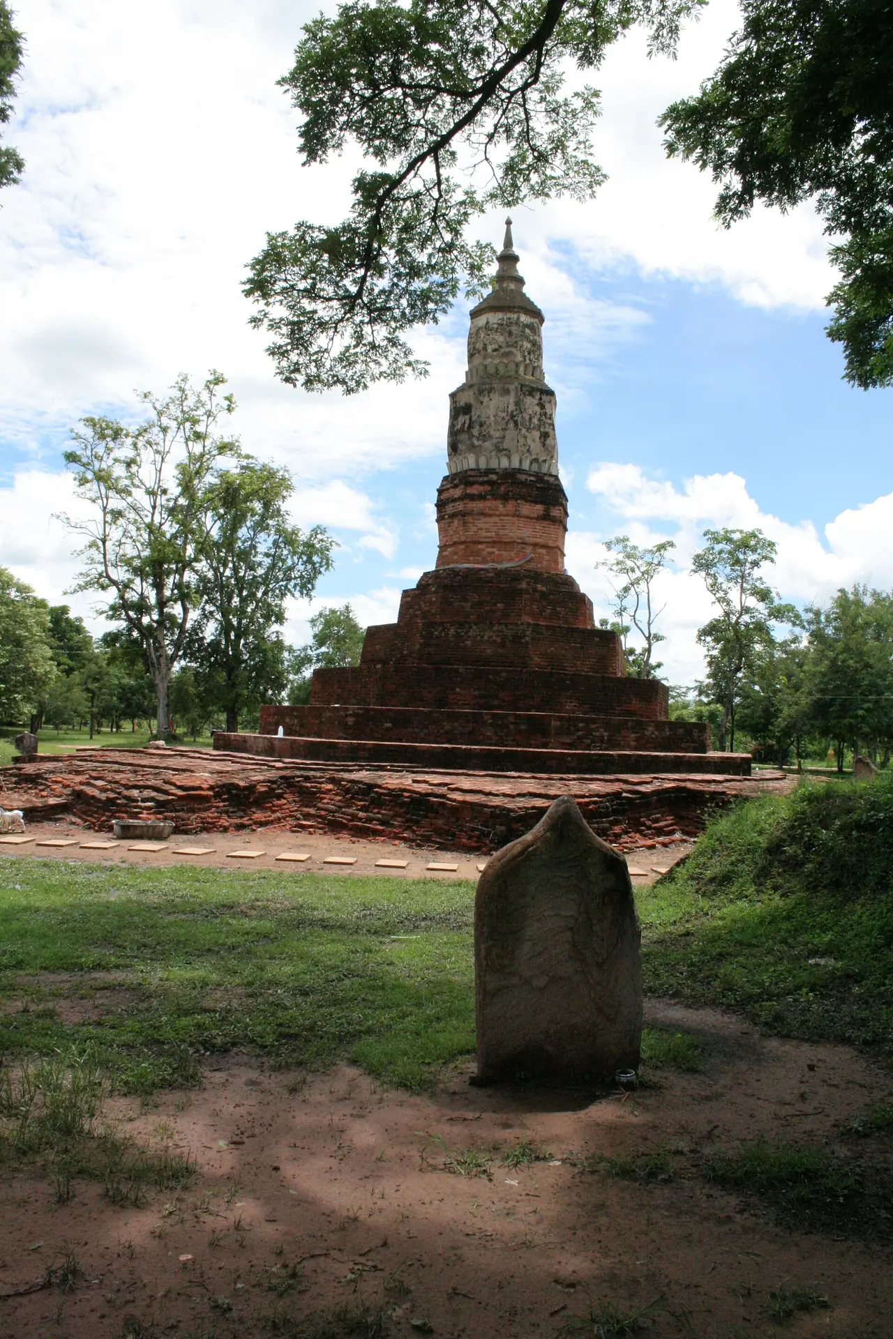 พระธาตุยาคูที่เมืองฟ้าแดดสงยาง มีใบเสมาปักอยู่ด้านหน้า