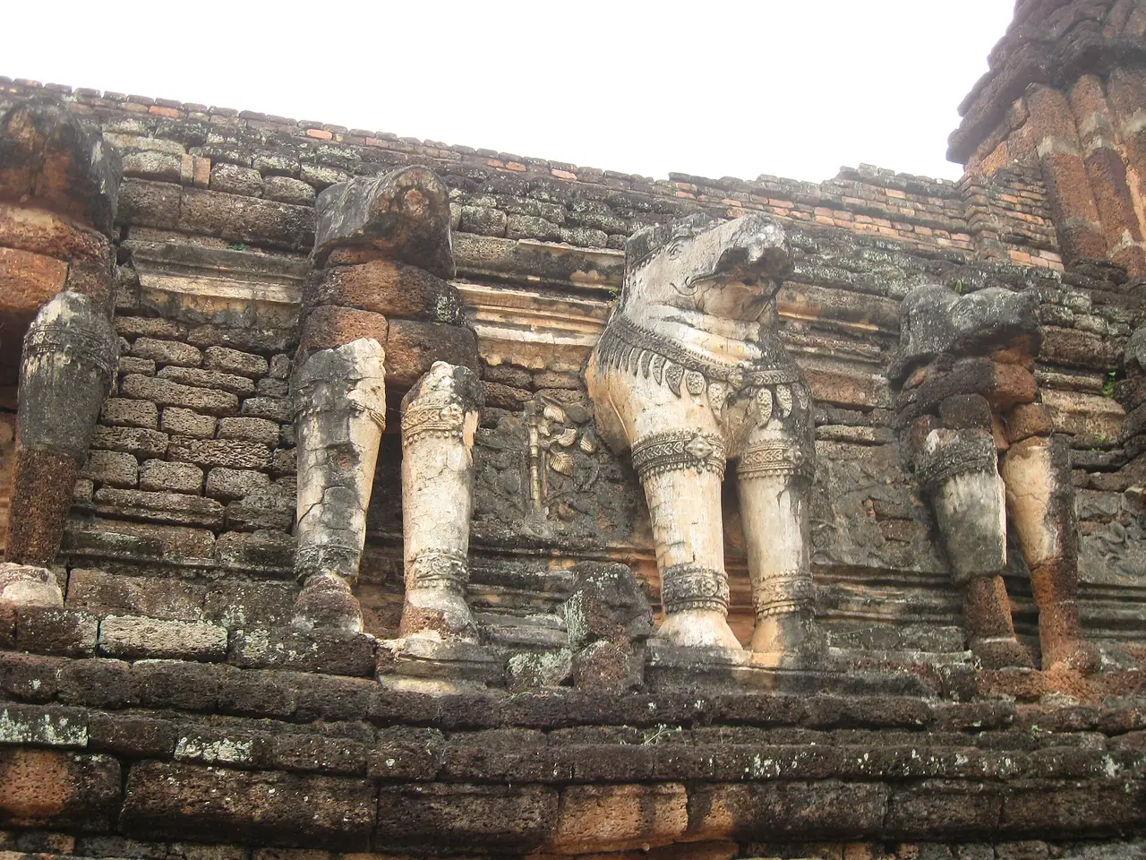 ช้างปูนปั้นรอบฐานเจดีย์วัดช้างรอบ ในอุทยานประวัติศาสตร์กำแพงเพชร