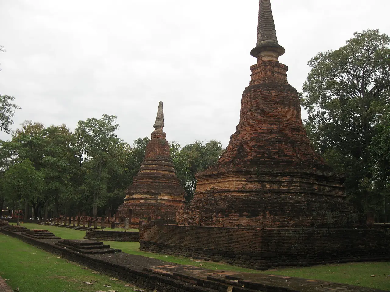 วัดพระธาตุ เจดีย์ศิลาแลงและอิฐภายในกำแพงเมืองเก่า