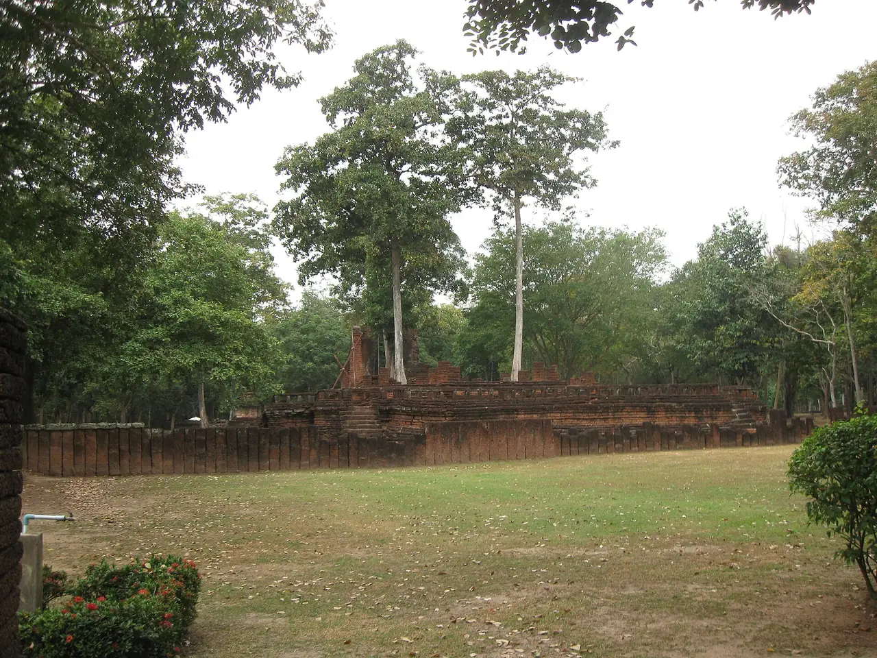 ลานโล่งและกำแพงเตี้ยที่วัดพระสี่อิริยาบถ ในเขตอรัญญิก