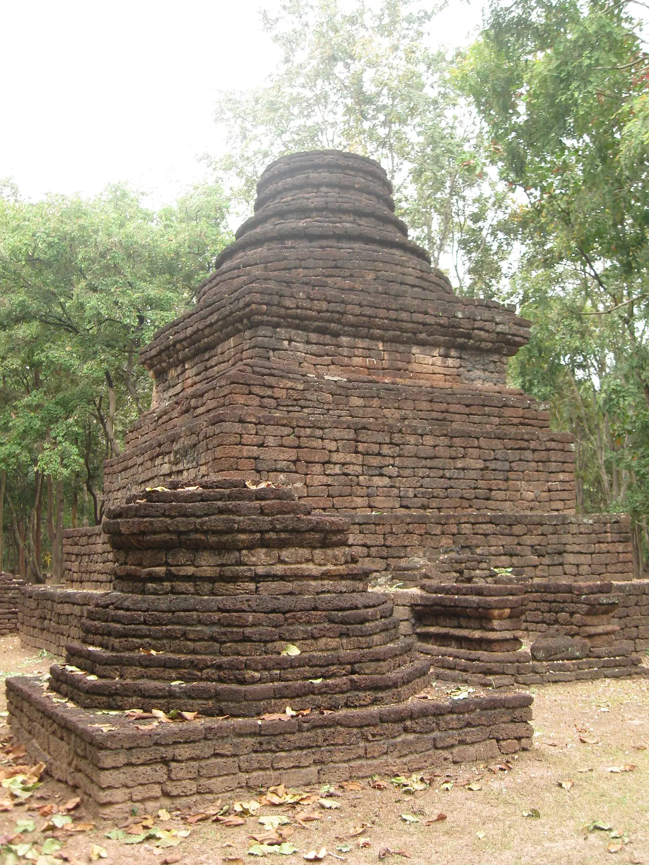 ซากวัดกำแพงงาม ในอุทยานประวัติศาสตร์กำแพงเพชร ภาพของ Ruslik0 จาก Wikimedia Commons ใบอนุญาต CC BY-SA 4.0 ชื่อไฟล์ระบุว่า Wat Kamphaeng Ngam