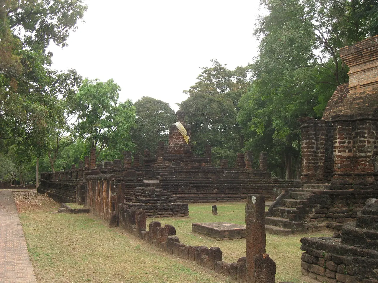 ซากวัดสิงห์ ในอุทยานประวัติศาสตร์กำแพงเพชร ภาพของ Ruslik0 จาก Wikimedia Commons ใบอนุญาต CC BY-SA 4.0 ชื่อไฟล์ระบุว่า Wat Singha