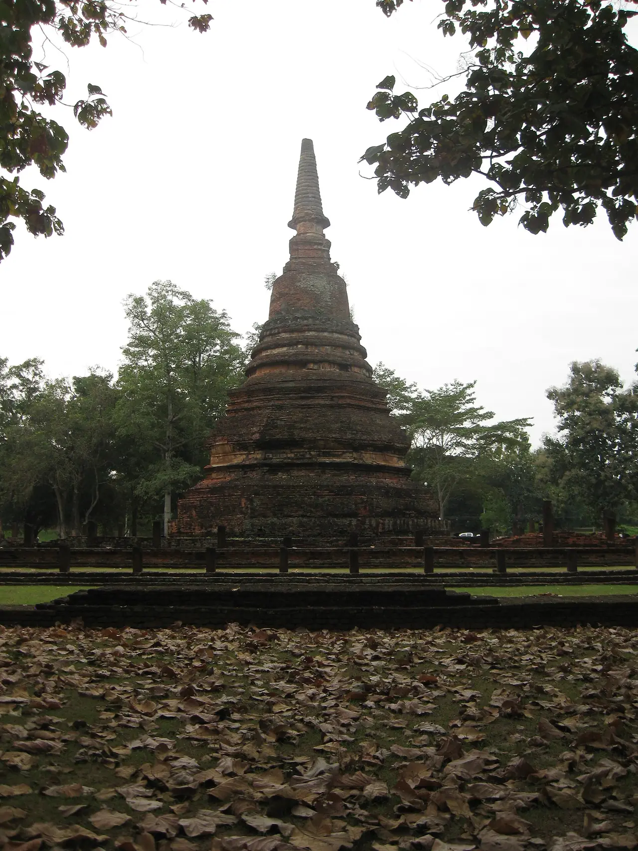 วัดพระธาตุ ในอุทยานประวัติศาสตร์กำแพงเพชร ภาพของ Ruslik0 จาก Wikimedia Commons ใบอนุญาต CC BY-SA 4.0 ชื่อไฟล์ระบุว่าเป็นวัดพระธาตุ