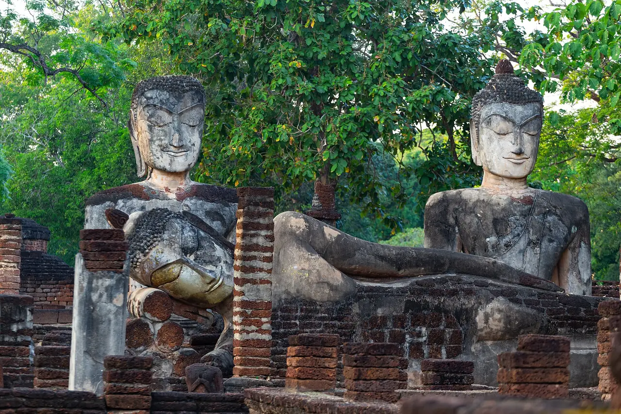 ภาพกำแพงเพชร: เมืองริมแม่น้ำปิงที่เงียบสงบ มีโบราณสถานมรดกโลกในป่าโปร่ง และน้ำตกบนเขาอยู่ห่างออกไปราวหนึ่งชั่วโมง