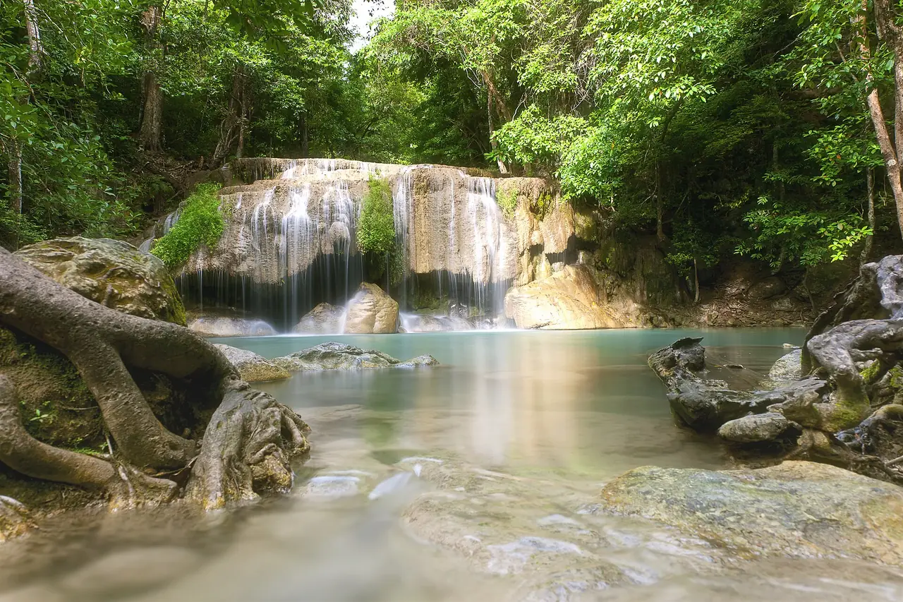 น้ำตกเอราวัณชั้น 2 ภาพถ่ายจาก Wikimedia Commons
