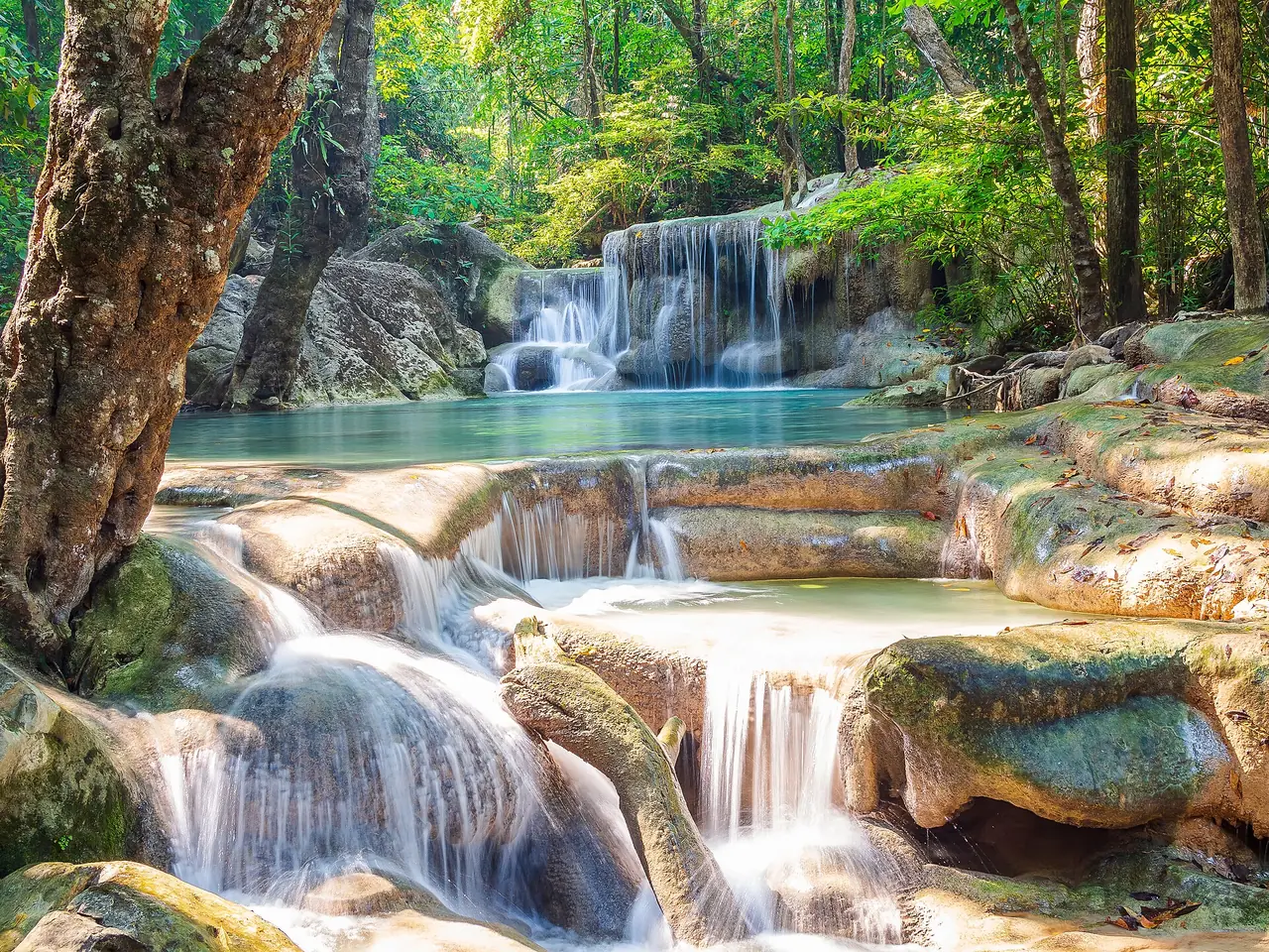 น้ำตกเอราวัณ ภาพที่ผู้ถ่ายตั้งชื่อว่า Shining fall ไม่ระบุชั้น ภาพถ่ายจาก Wikimedia Commons